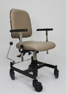 afbeelding van hulpmiddel <b>Mondo gasveer / elektrische verstelling /arthrodesezitting</b>, trippelstoel; <i>Producent: Medross Rehab BV</i>