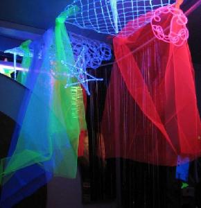 ATELIER MICHEL KOENE Materiaal - Tule om op te lichten onder een blacklight.