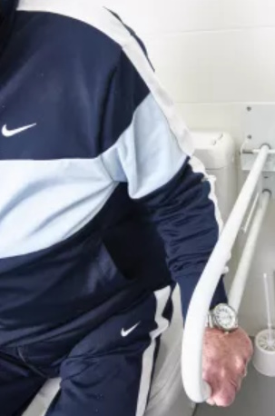 Opklapbare wandbeugel voor toilet