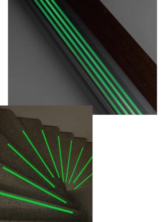 Lichtgevende strip op de traptredes